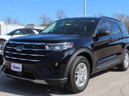 Used 2025 Ford Explorer Active w/ Active Comfort Package RWD image 3