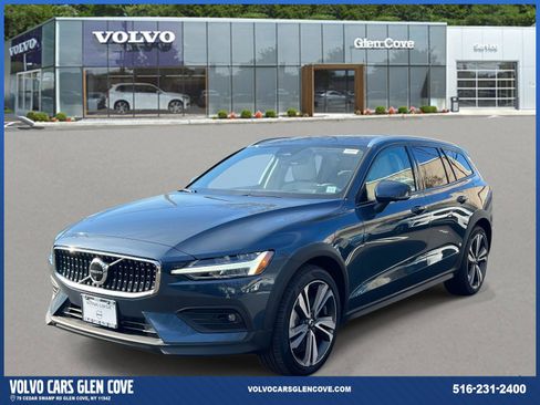 Used 2023 Volvo V60 B5 Cross Country Plus w/ Climate Package image 2