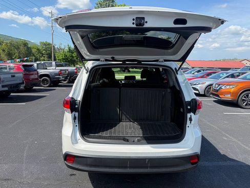 Used 2019 Toyota Highlander LE AWD/4WD image 8