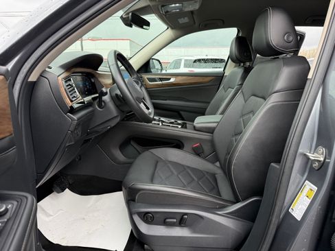 Used 2025 Volkswagen Atlas SE AWD/4WD image 14