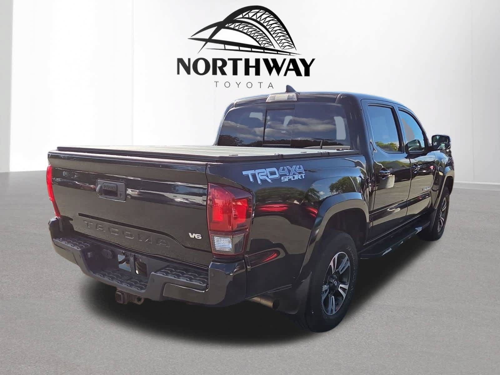 Used 2018 Toyota Tacoma TRD Sport AWD/4WD image 3