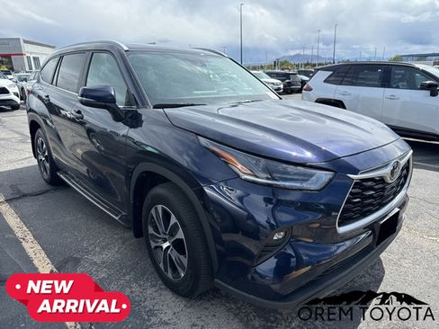 Used 2024 Toyota Highlander XLE AWD/4WD image 16