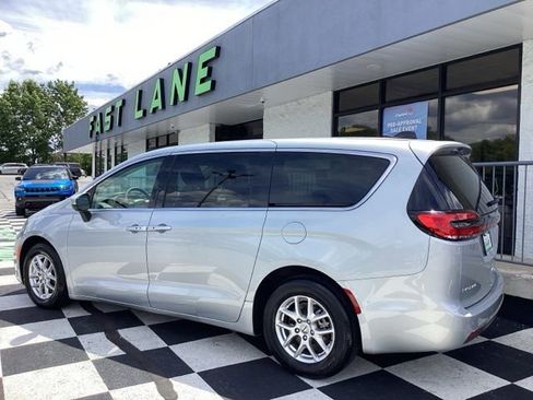 Used 2023 Chrysler Pacifica Touring-L FWD image 5