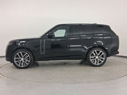 Used 2025 Land Rover Range Rover SE image 2