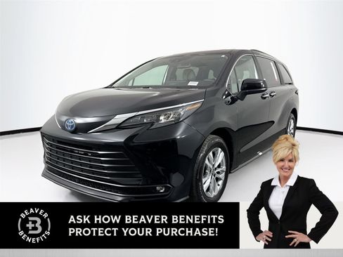 Used 2025 Toyota Sienna XLE image 1
