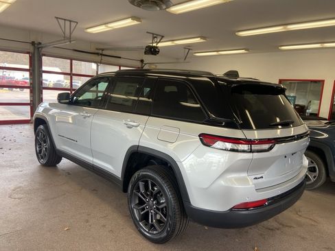 New 2025 Jeep Grand Cherokee Limited image 9