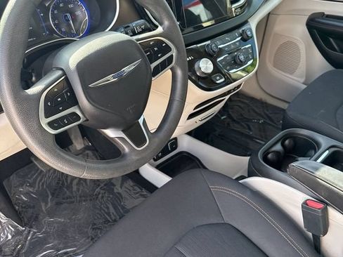 Used 2018 Chrysler Pacifica Touring Plus FWD image 2