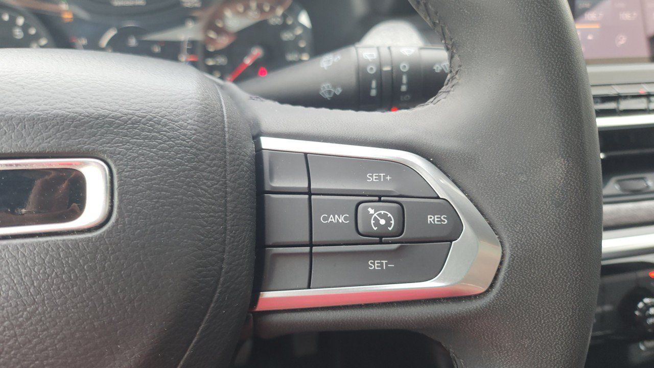 Used 2024 Jeep Compass Latitude AWD/4WD image 17