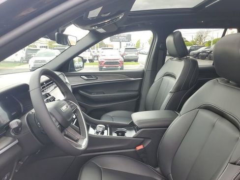 Used 2025 Jeep Grand Cherokee Limited w/ Black Appearance Package AWD/4WD image 18