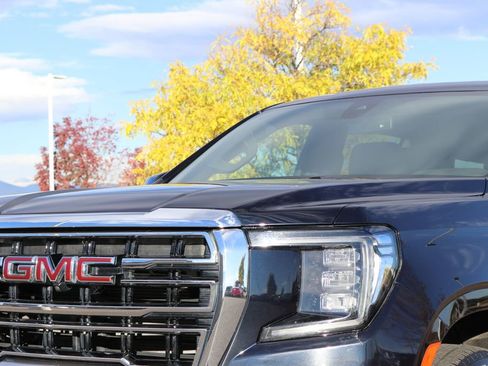 Used 2021 GMC Yukon XL SLT w/ SLT Premium Package image 11