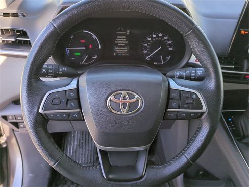 Used 2022 Toyota Sienna XLE image 10