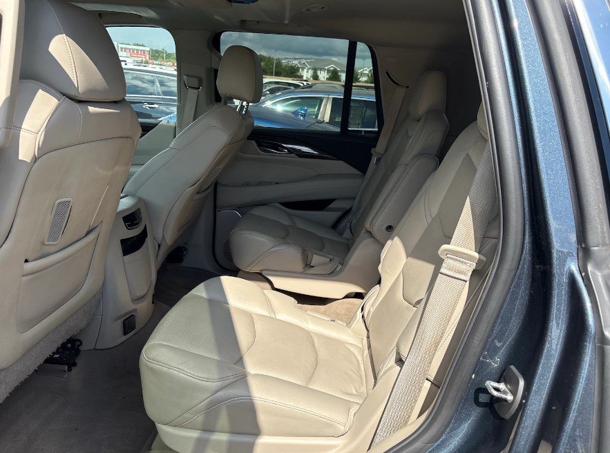 Used 2019 Cadillac Escalade Luxury AWD/4WD image 4