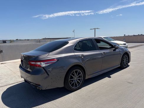 Used 2018 Toyota Camry SE w/ Convenience Package FWD image 2