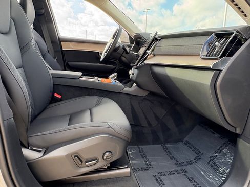 Certified 2025 Volvo XC90 B6 Plus image 33