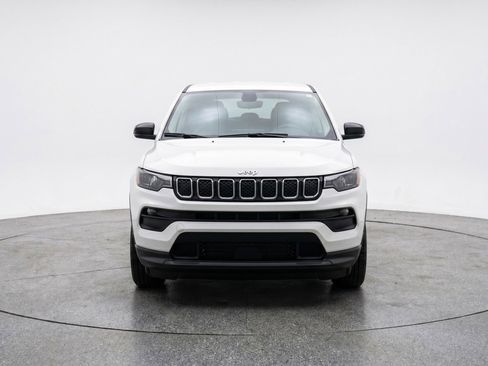 Used 2025 Jeep Compass Latitude AWD/4WD image 2