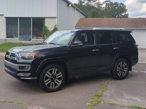 Used 2024 Toyota 4Runner Limited AWD/4WD image 2