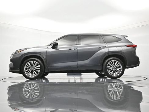 Used 2023 Toyota Highlander Platinum FWD image 45