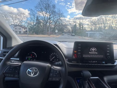 Used 2024 Toyota Sienna LE image 22