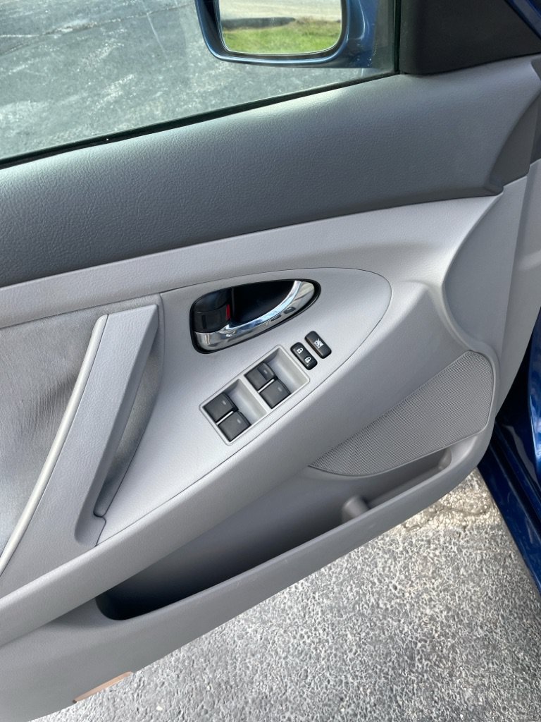Used 2011 Toyota Camry LE FWD image 11