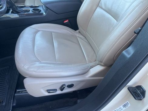Used 2018 Ford Explorer XLT w/ Equipment Group 202A image 7