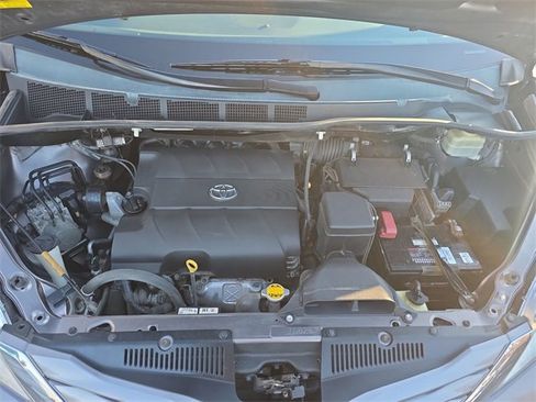 Used 2015 Toyota Sienna L image 29