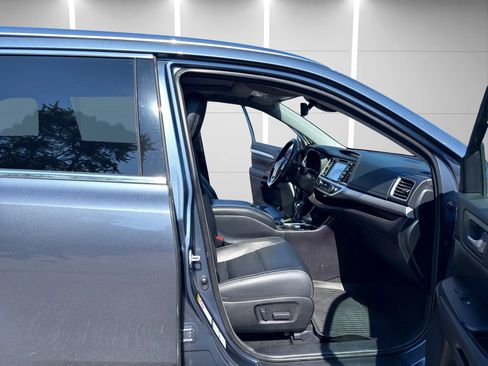 Used 2018 Toyota Highlander XLE AWD/4WD image 11