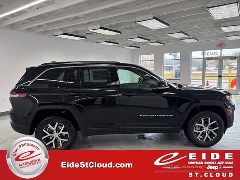 New 2025 Jeep Grand Cherokee Limited w/ Luxury Tech Group II image 9