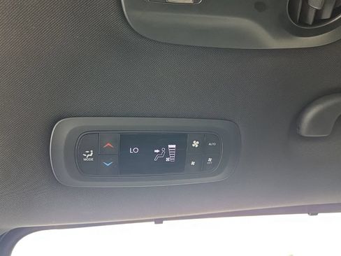 Used 2025 Chrysler Pacifica Select FWD image 26
