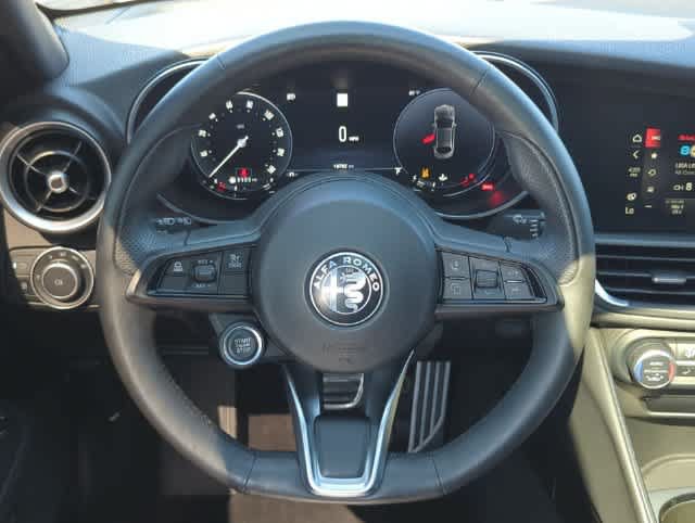 Used 2025 Alfa Romeo Giulia AWD image 24
