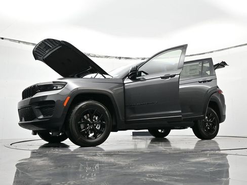 New 2025 Jeep Grand Cherokee Altitude image 50