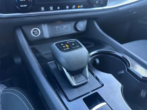 Used 2022 Nissan Rogue SV image 8