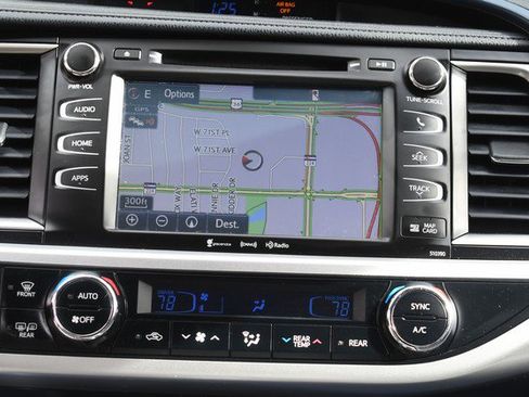 Used 2019 Toyota Highlander XLE w/ Carpet Mat Package (TMS) image 21