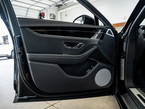 Used 2020 Bentley Flying Spur W12 image 31