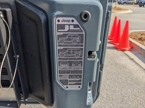 Used 2025 Jeep Wrangler Willys image 43