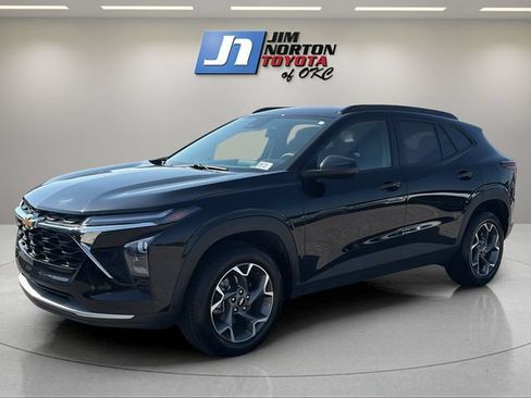Used 2025 Chevrolet Trax LT FWD image 1