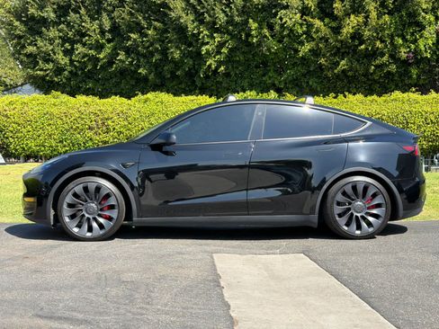 Used 2025 Tesla Model Y Performance AWD/4WD image 2
