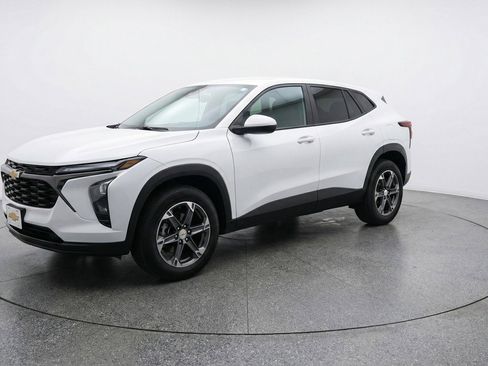 Used 2025 Chevrolet Blazer LT image 3