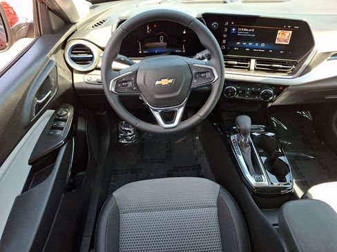 Used 2024 Chevrolet Trax LT w/ Driver Confidence Package FWD image 11