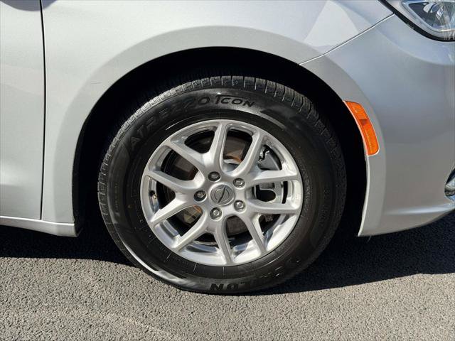 Used 2024 Chrysler Pacifica Touring-L FWD image 8