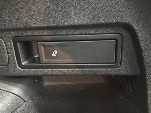 Used 2020 Volkswagen Tiguan SE w/ Panoramic Sunroof Package FWD image 28