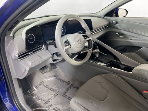 Used 2023 Hyundai Elantra SEL w/ Convenience Package image 9