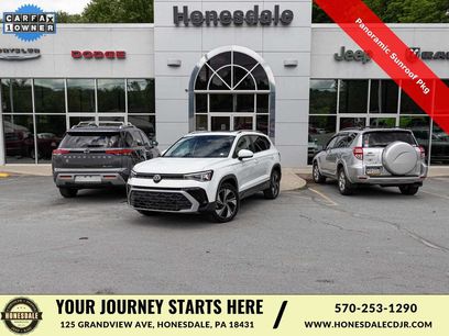 Used 2025 Volkswagen Taos SE w/ Panoramic Sunroof Package