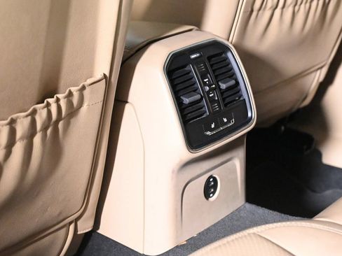 Used 2024 Porsche Macan AWD/4WD image 20
