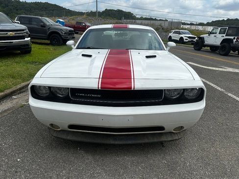 Used 2013 Dodge Challenger SXT image 2