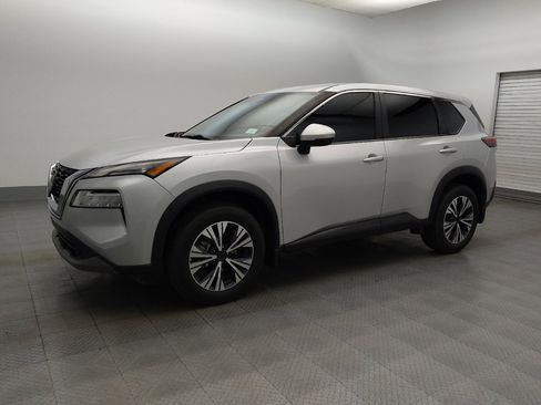 Used 2022 Nissan Rogue SV image 2