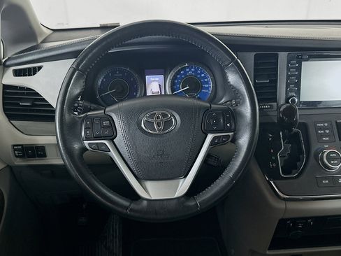 Used 2019 Toyota Sienna XLE image 18