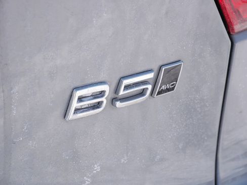 Used 2024 Volvo XC40 B5 Core image 11