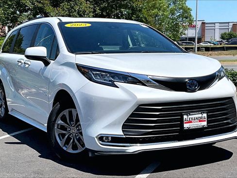 Used 2023 Toyota Sienna XLE FWD image 2