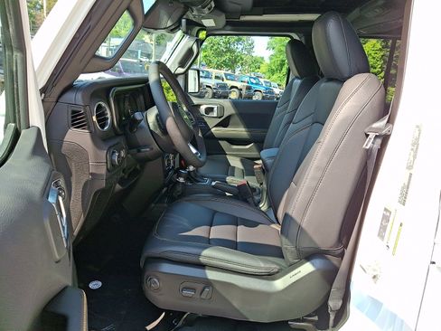 New 2026 Jeep Wrangler Unlimited Sahara AWD/4WD image 9