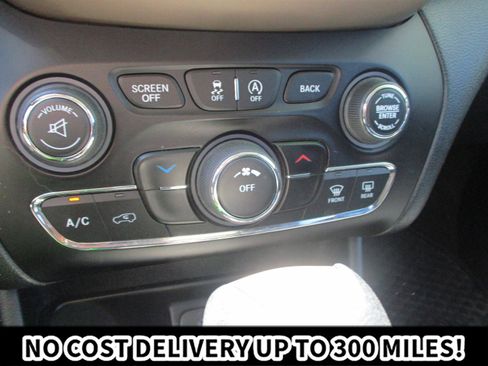 Used 2015 Jeep Cherokee Latitude w/ Cold Weather Group AWD/4WD image 23